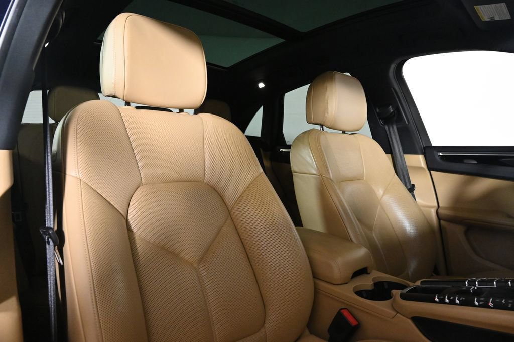 Certified 2018 Porsche Macan AWD/4WD image 18