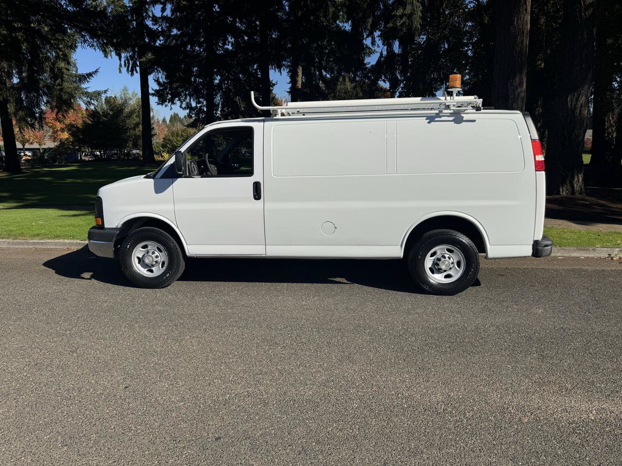 Used 2010 Chevrolet Express 2500 RWD image 2