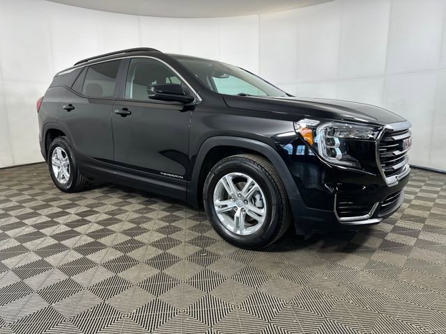 Used 2023 GMC Terrain SLE w/ Driver Convenience Package image 2