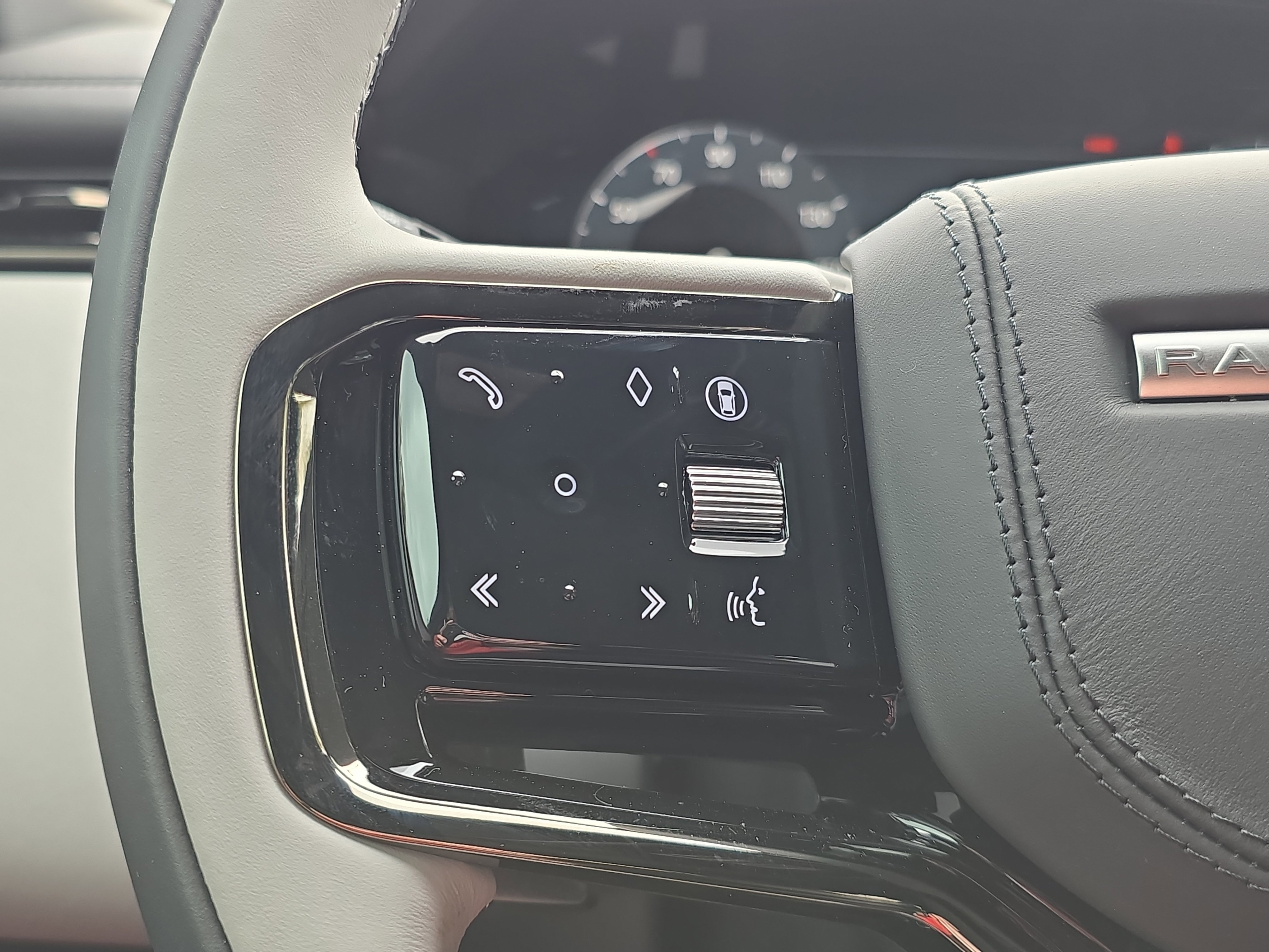 New 2026 Land Rover Range Rover Velar Dynamic SE image 17
