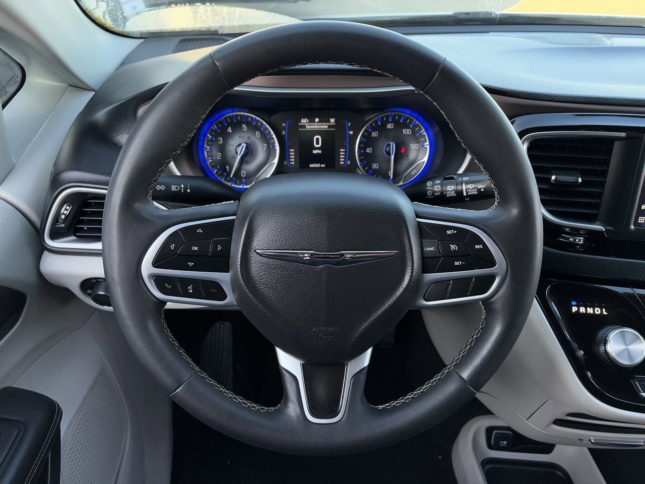 Used 2023 Chrysler Voyager LX image 14