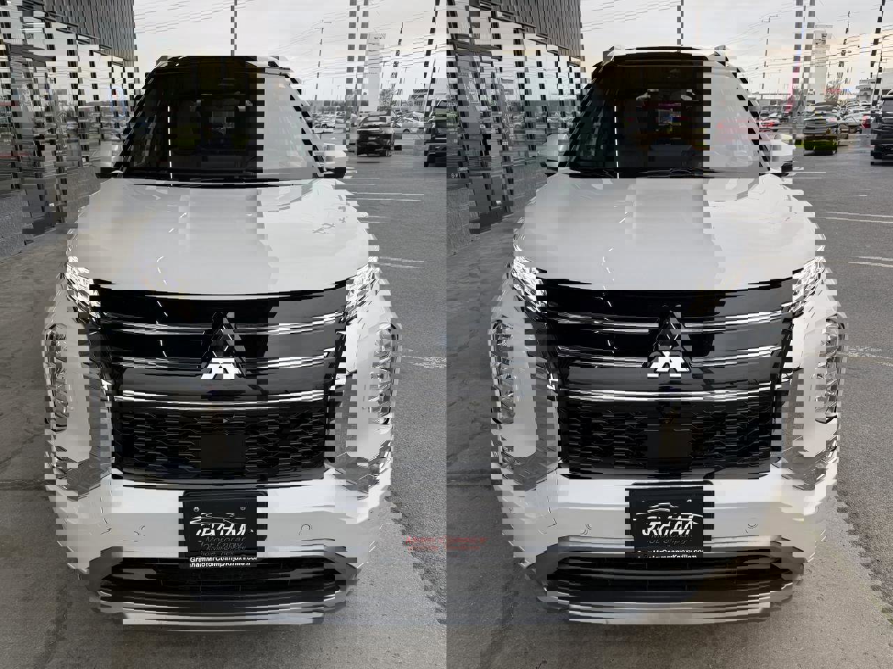 Used 2025 Mitsubishi Outlander SEL image 2