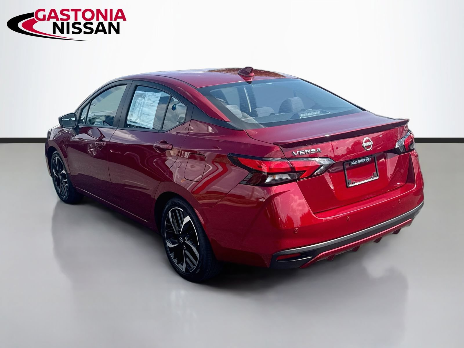 Used 2024 Nissan Versa SR FWD image 6