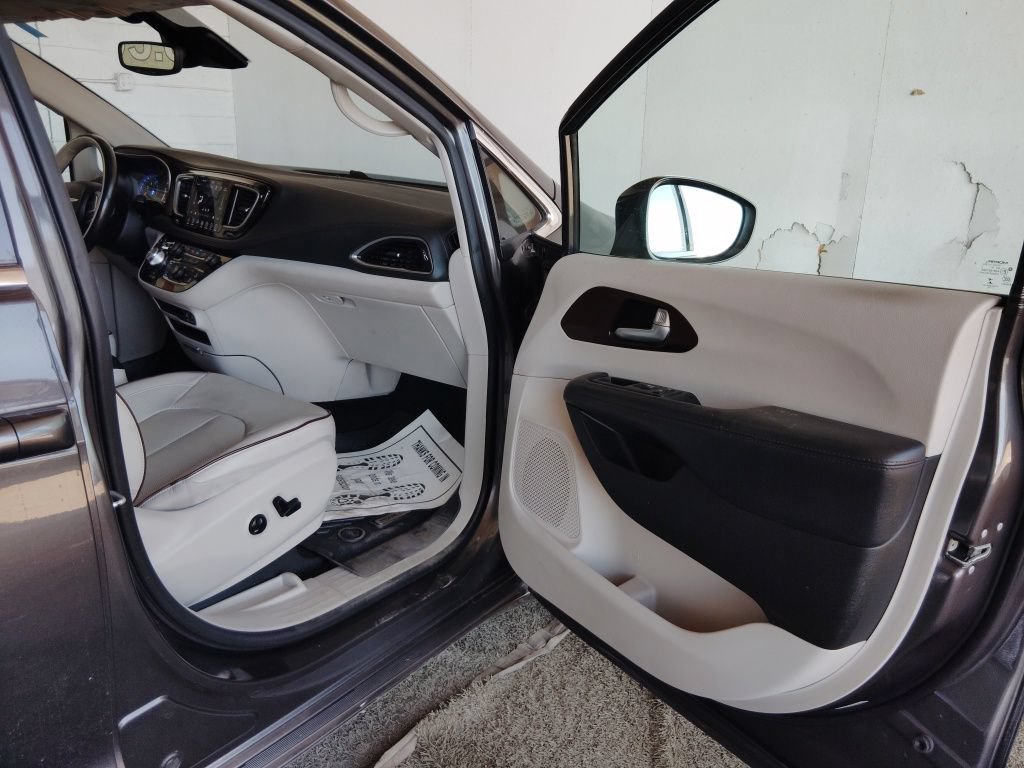 Used 2019 Chrysler Pacifica Limited w/ Advanced Safetytec Group FWD image 10