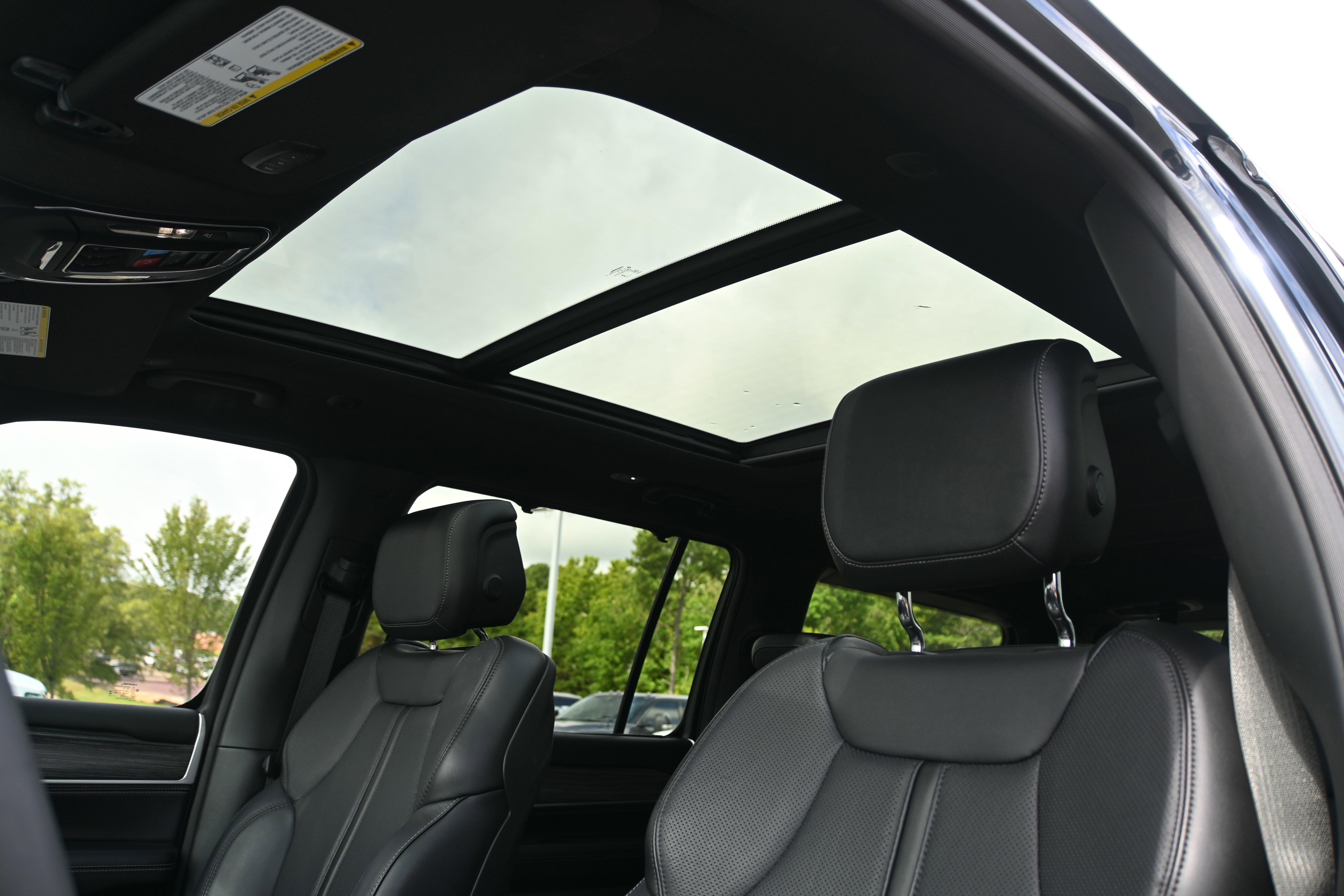 Used 2024 Jeep Wagoneer Series II w/ Convenience Group I image 9