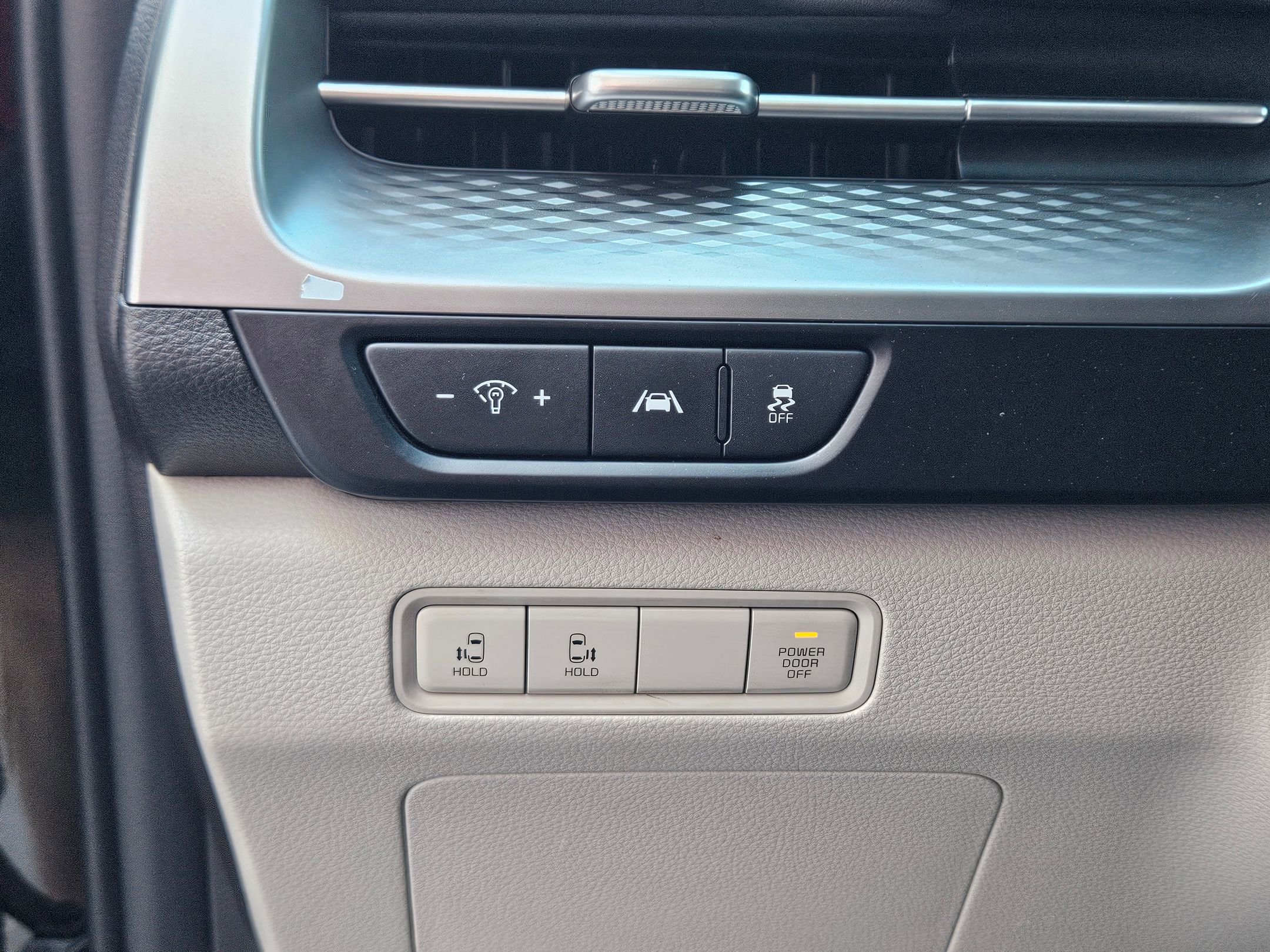 Used 2024 Kia Carnival LX FWD image 19