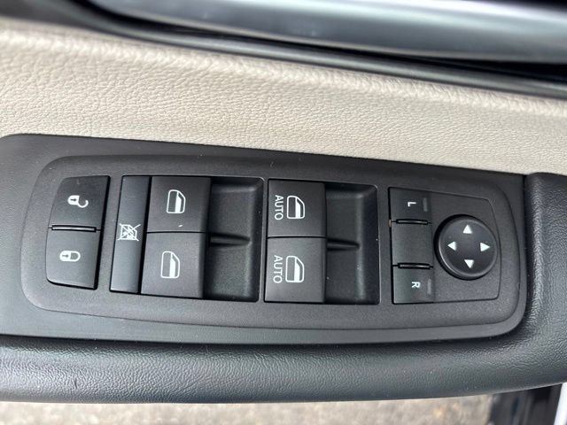 Used 2024 Chrysler Pacifica Touring-L FWD image 12