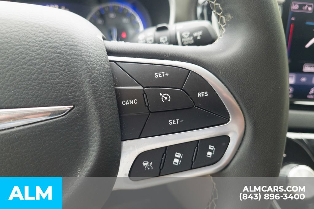 Used 2024 Chrysler Pacifica Touring-L FWD image 31