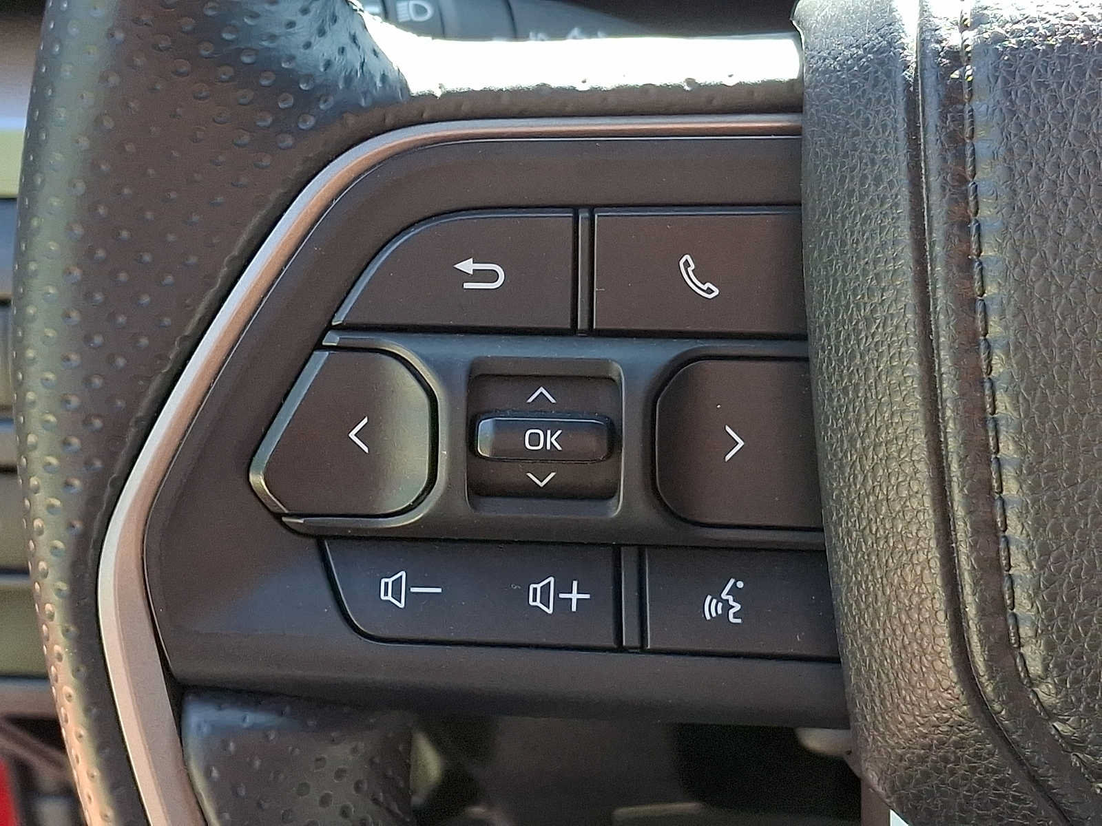 Used 2025 Toyota 4Runner SR5 AWD/4WD image 18