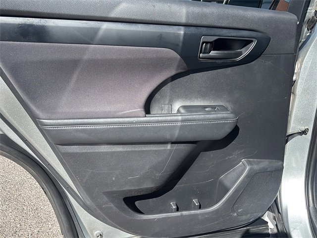 Used 2020 Toyota Highlander LE image 15