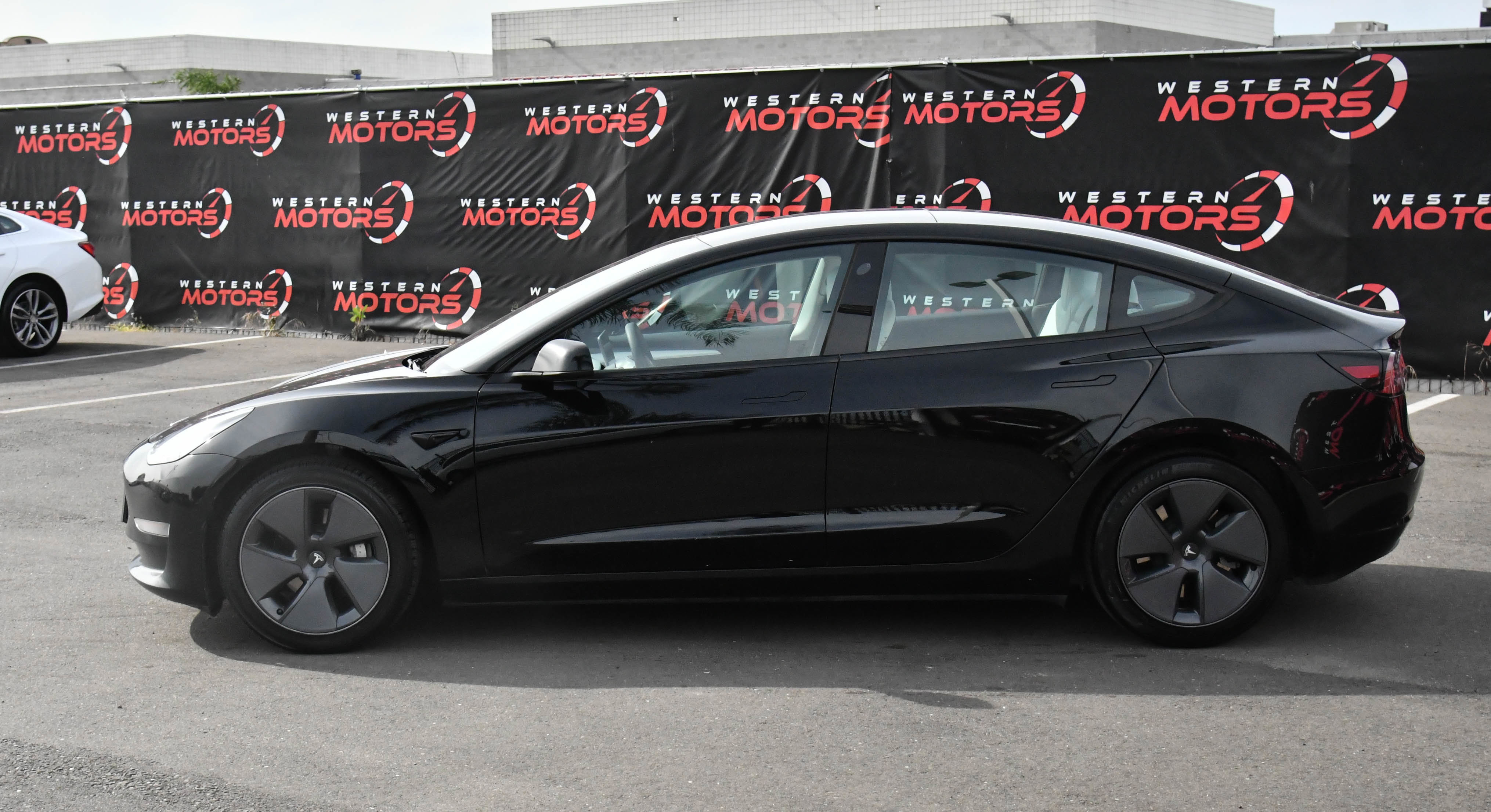 Used 2023 Tesla Model 3 Standard Range image 4