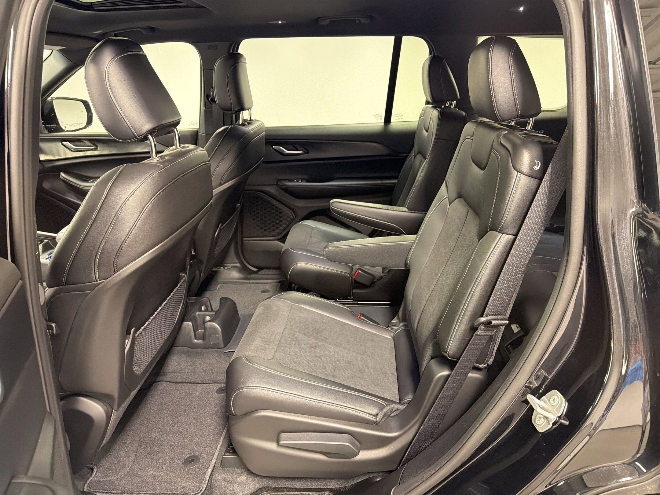 Used 2025 Jeep Grand Cherokee L Altitude image 14