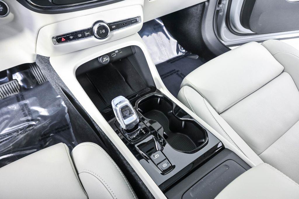 Certified 2026 Volvo XC40 B5 Plus AWD/4WD image 18