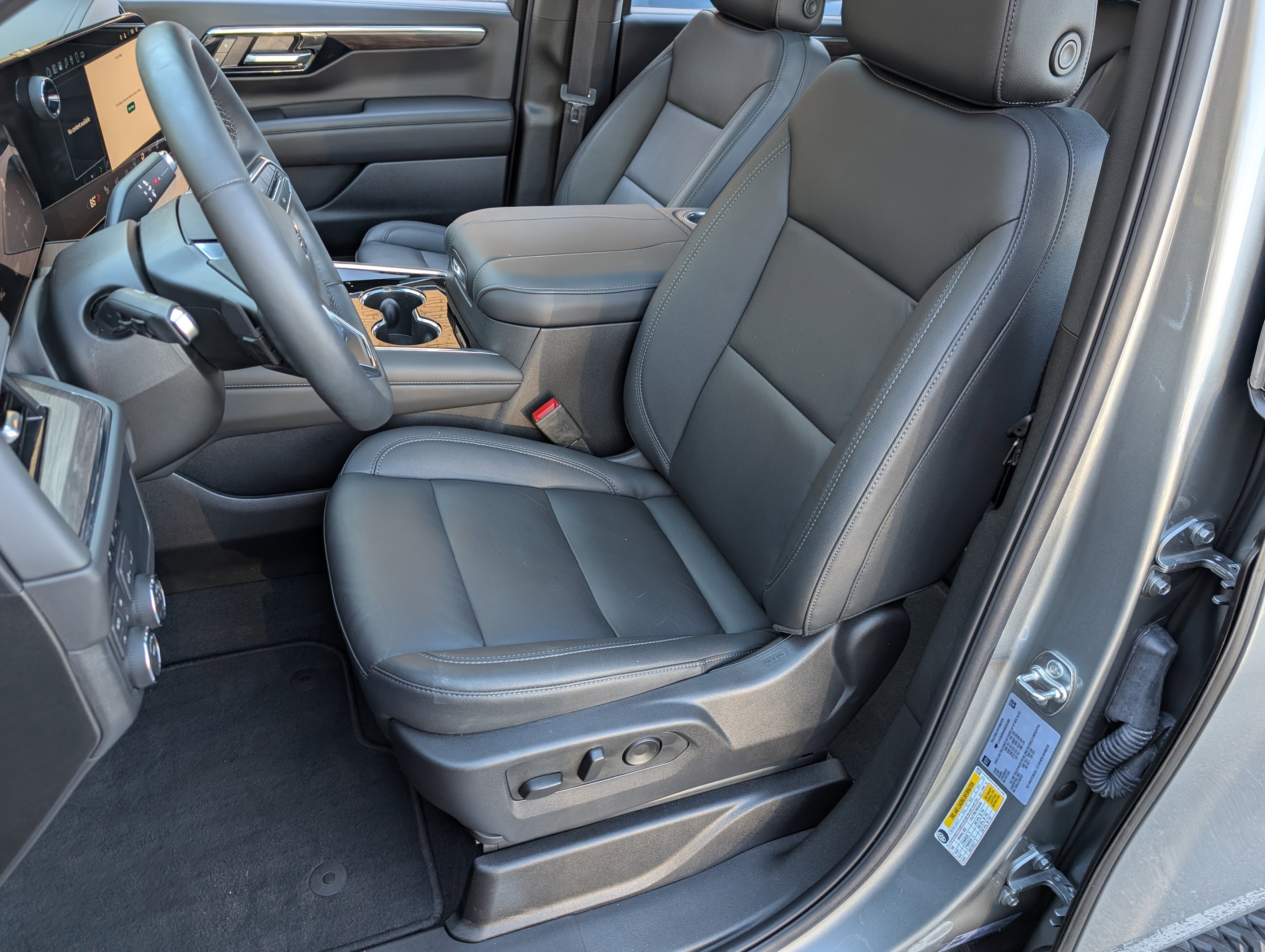 Used 2025 Chevrolet Suburban Z71 w/ Comfort Package image 17