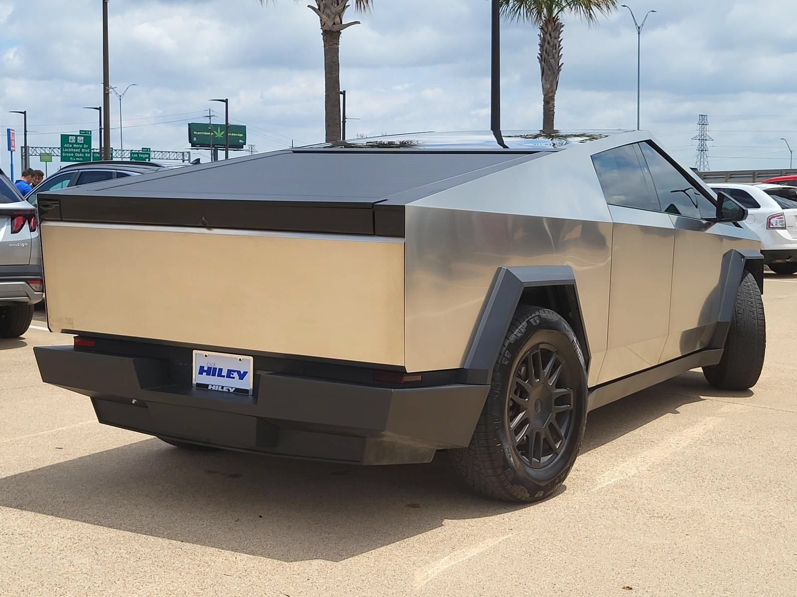 Used 2024 Tesla Cybertruck AWD Crew Cab image 4