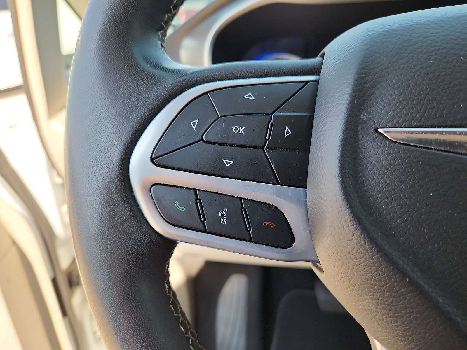 Used 2023 Chrysler Pacifica Touring-L FWD image 15
