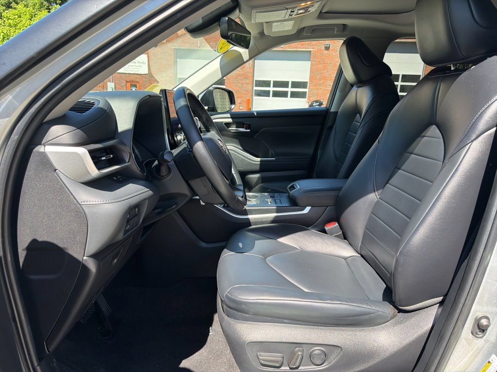 Used 2023 Toyota Highlander XLE w/ Protection Package #3 (TMS) AWD/4WD image 13