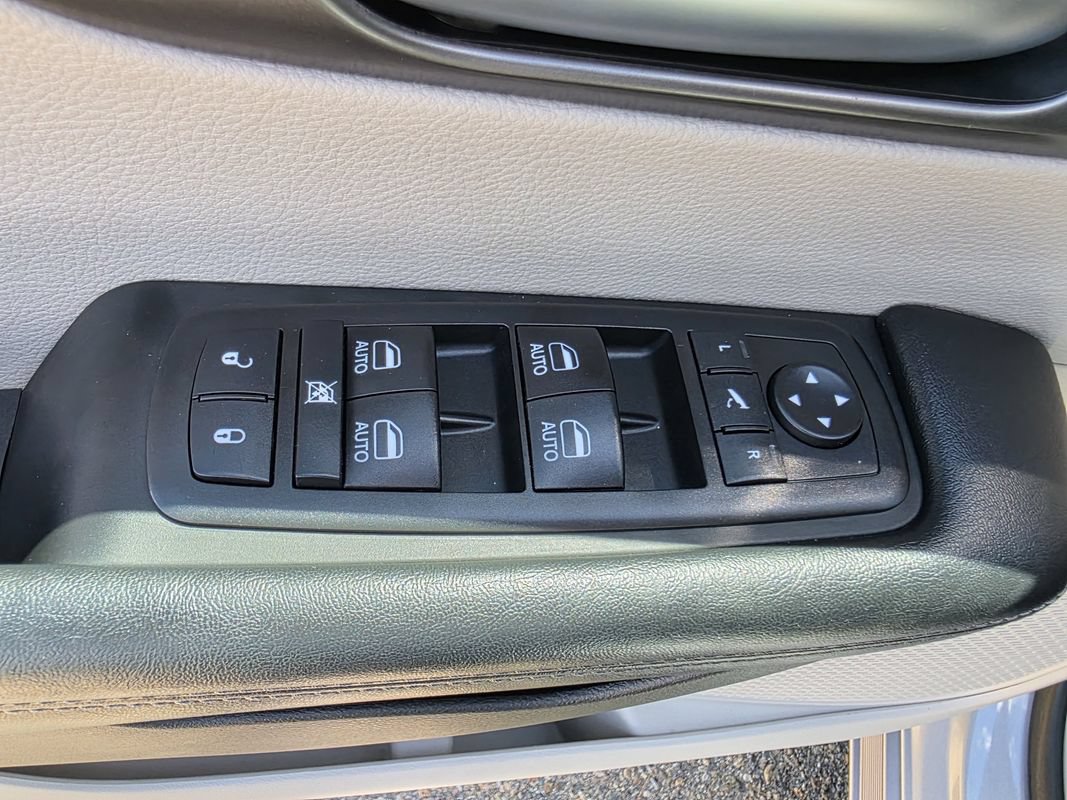 Used 2018 Chrysler Pacifica Limited FWD image 14