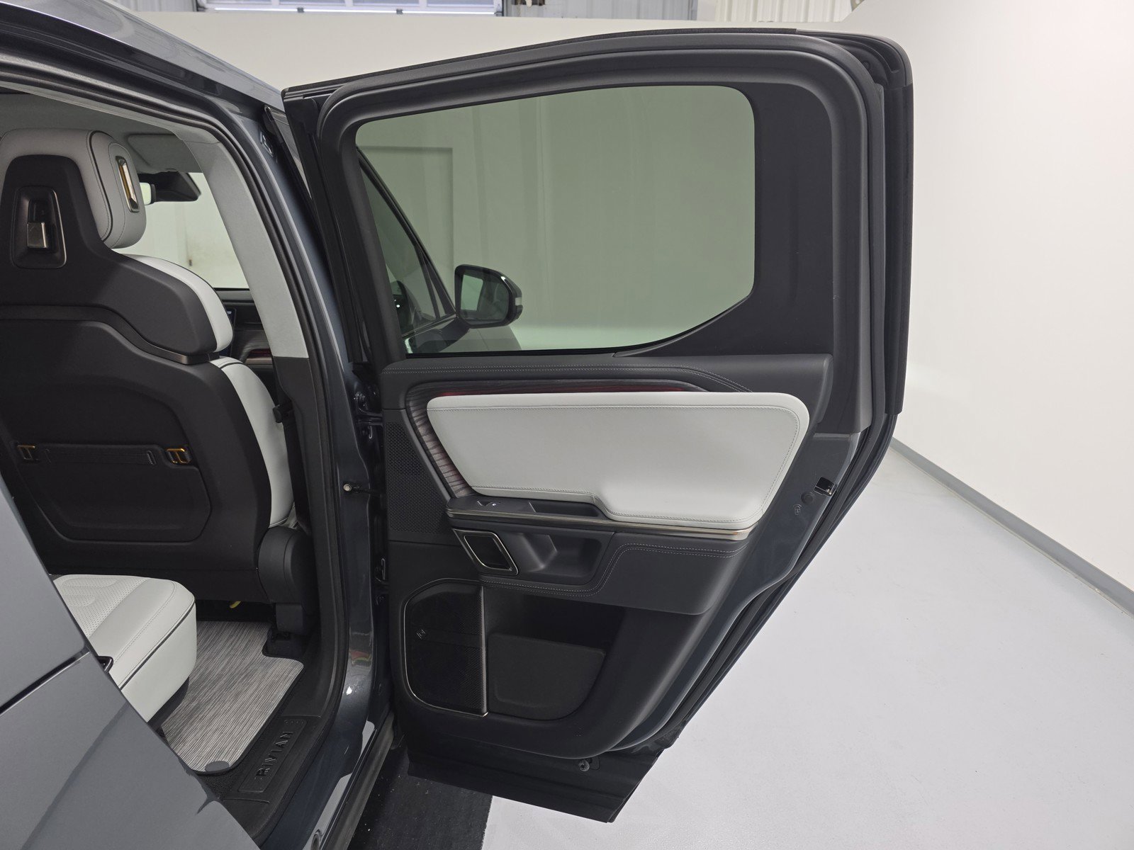 Used 2023 Rivian R1T Adventure image 19