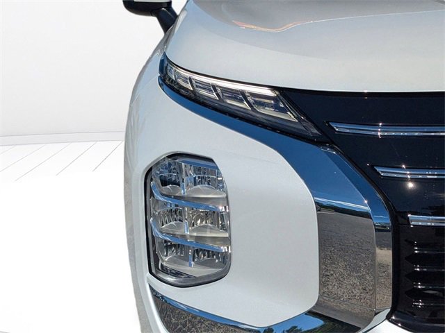 New 2025 Mitsubishi Outlander ES image 9