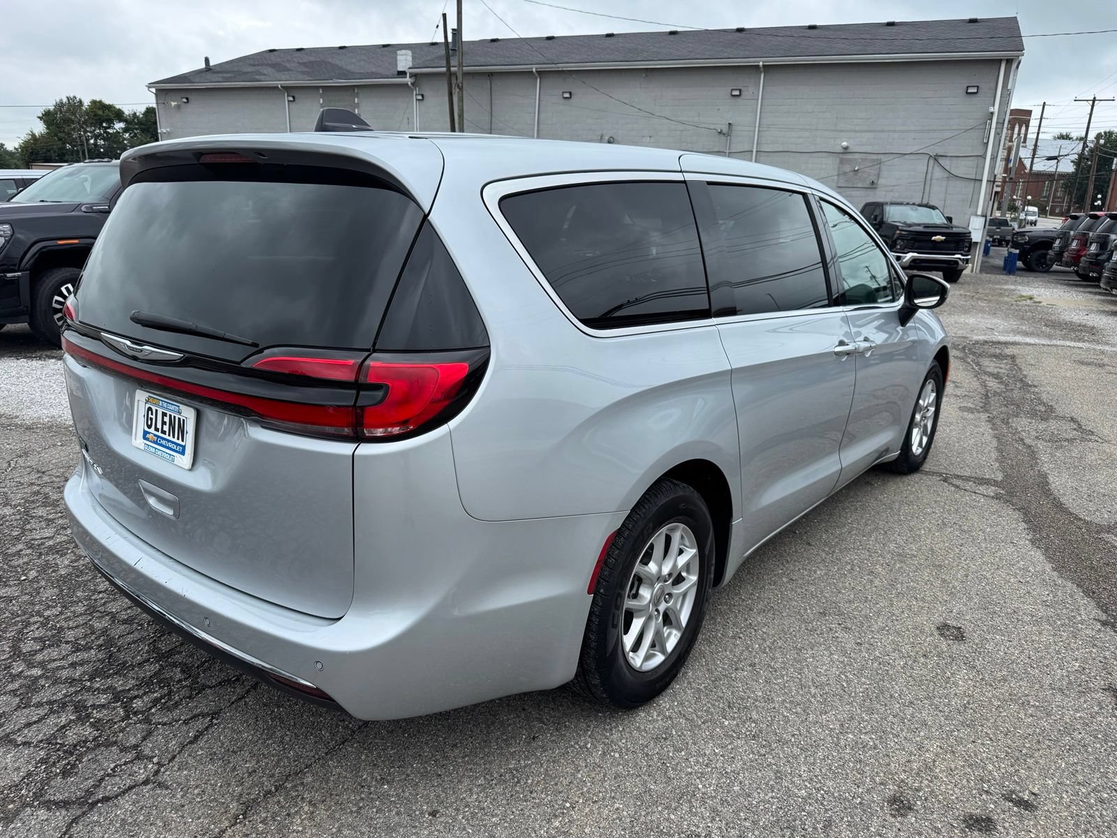 Used 2023 Chrysler Pacifica Touring-L FWD image 6