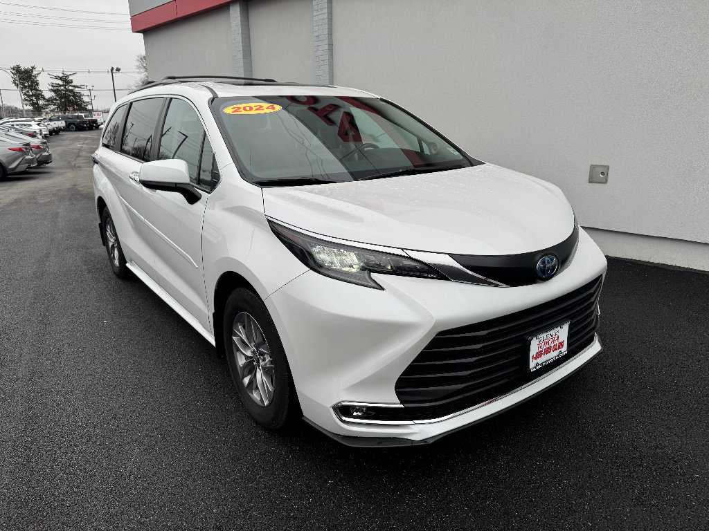 Used 2024 Toyota Sienna XLE w/ XLE Plus Package image 4