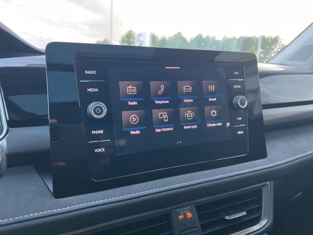 Certified 2025 Volkswagen Taos SE image 17