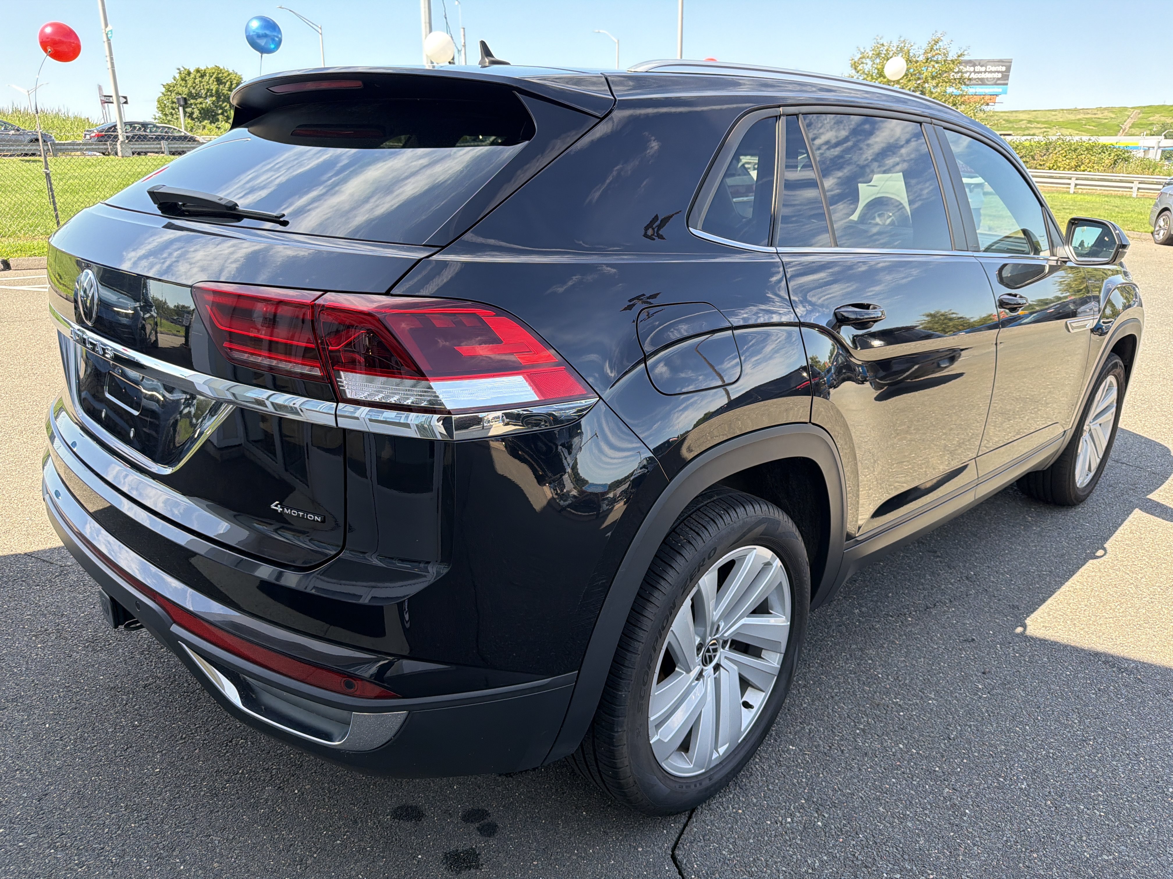 Certified 2023 Volkswagen Atlas Cross Sport SE w/ Panoramic Sunroof Package AWD/4WD image 5