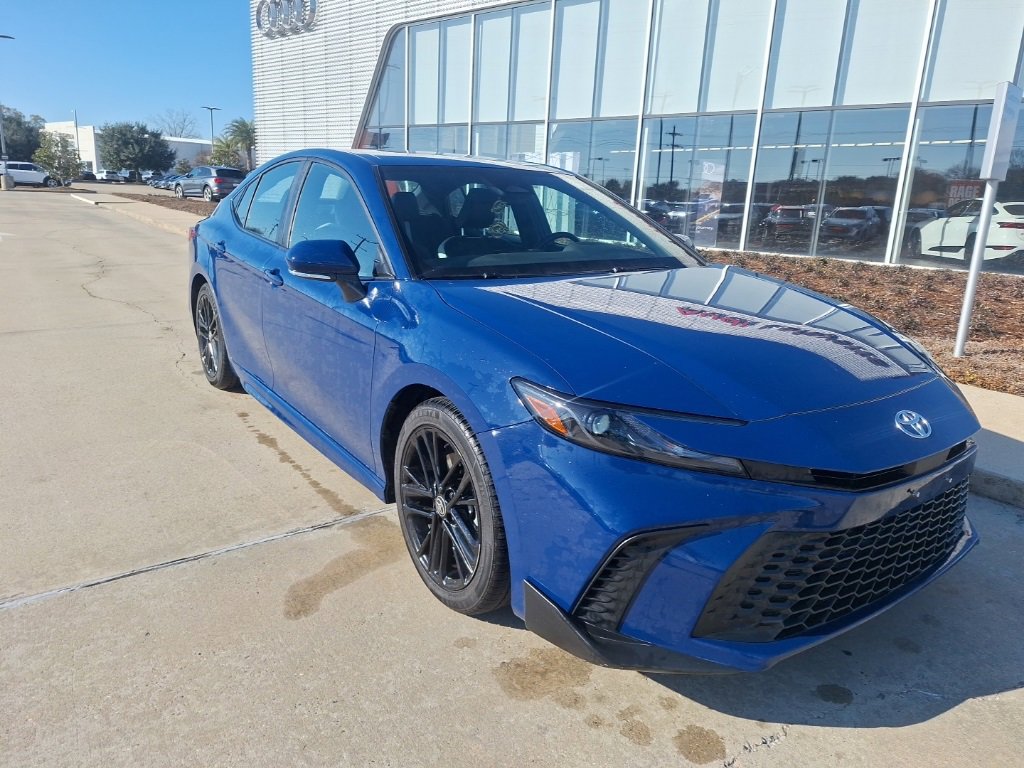 Used 2025 Toyota Camry SE image 2