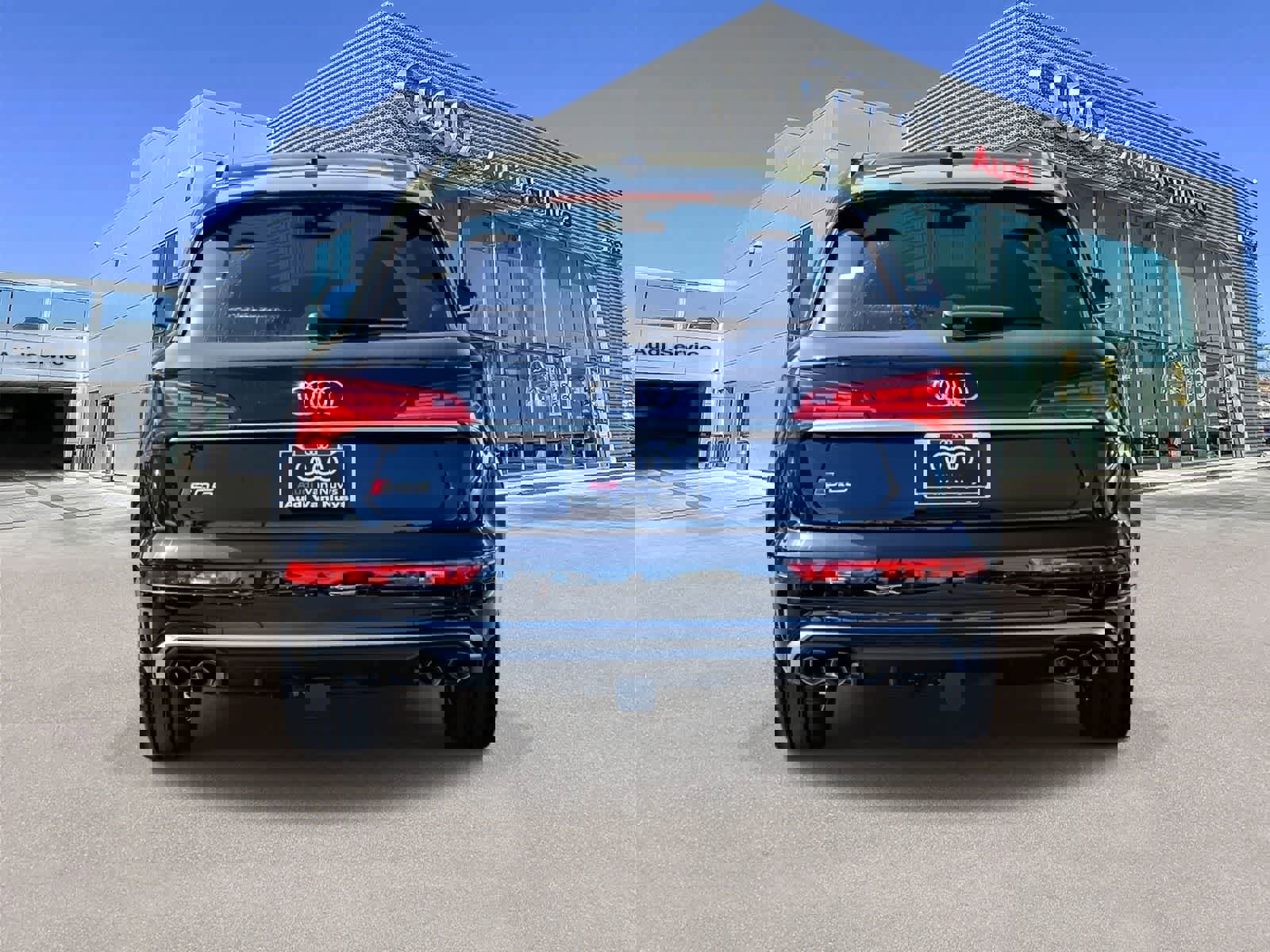 Used 2023 Audi SQ5 Prestige w/ Prestige Package image 3