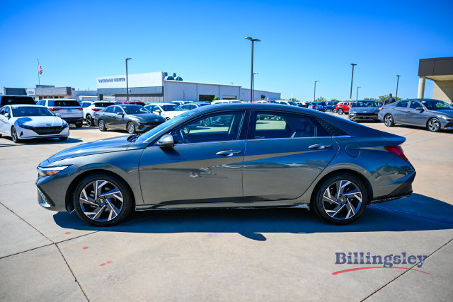 Certified 2025 Hyundai Elantra Limited FWD image 2