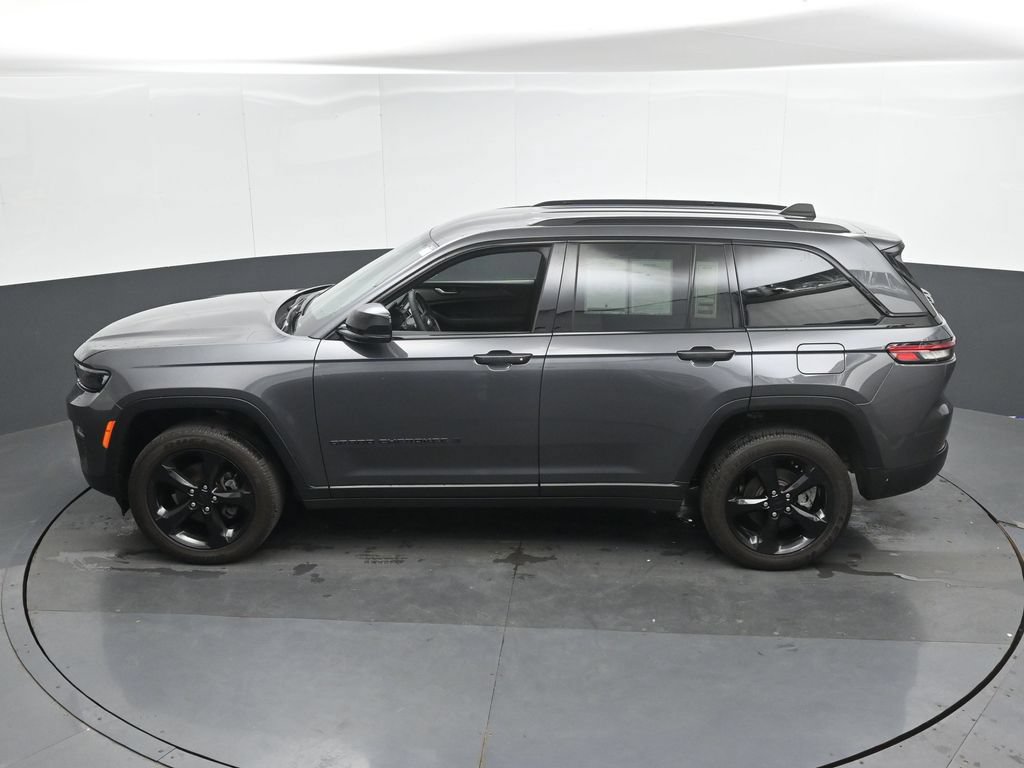 Used 2025 Jeep Grand Cherokee Altitude AWD/4WD image 37