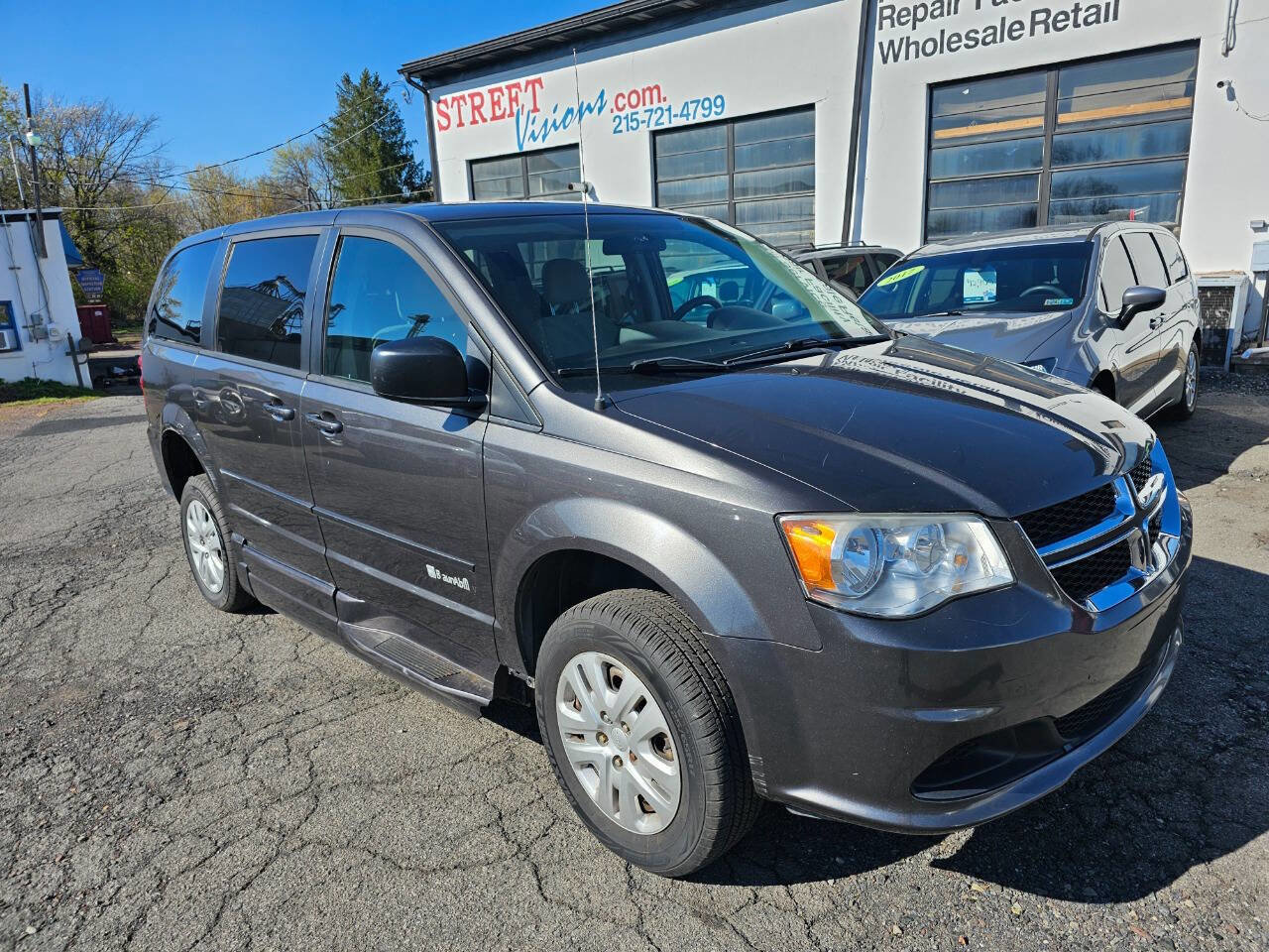 Used 2016 Dodge Grand Caravan SE w/ Quick Order Package 29E SE image 2