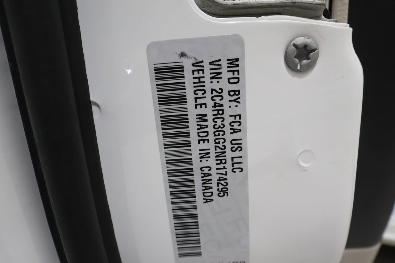 Used 2022 Chrysler Pacifica Limited image 32