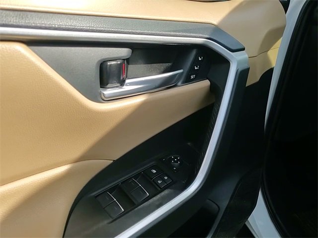 Used 2022 Toyota RAV4 XLE Premium image 11