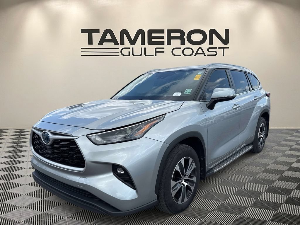 Used 2024 Toyota Highlander XLE FWD image 3