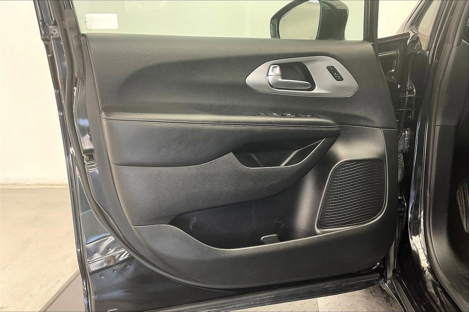 Used 2021 Chrysler Pacifica Touring-L w/ S Appearance Package FWD image 25