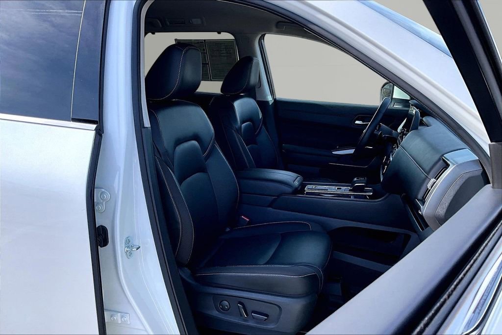 Used 2024 Nissan Pathfinder SL FWD image 7