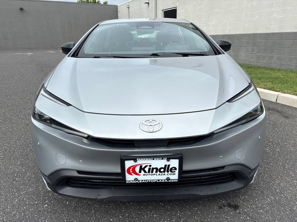 Used 2025 Toyota Prius LE FWD image 2