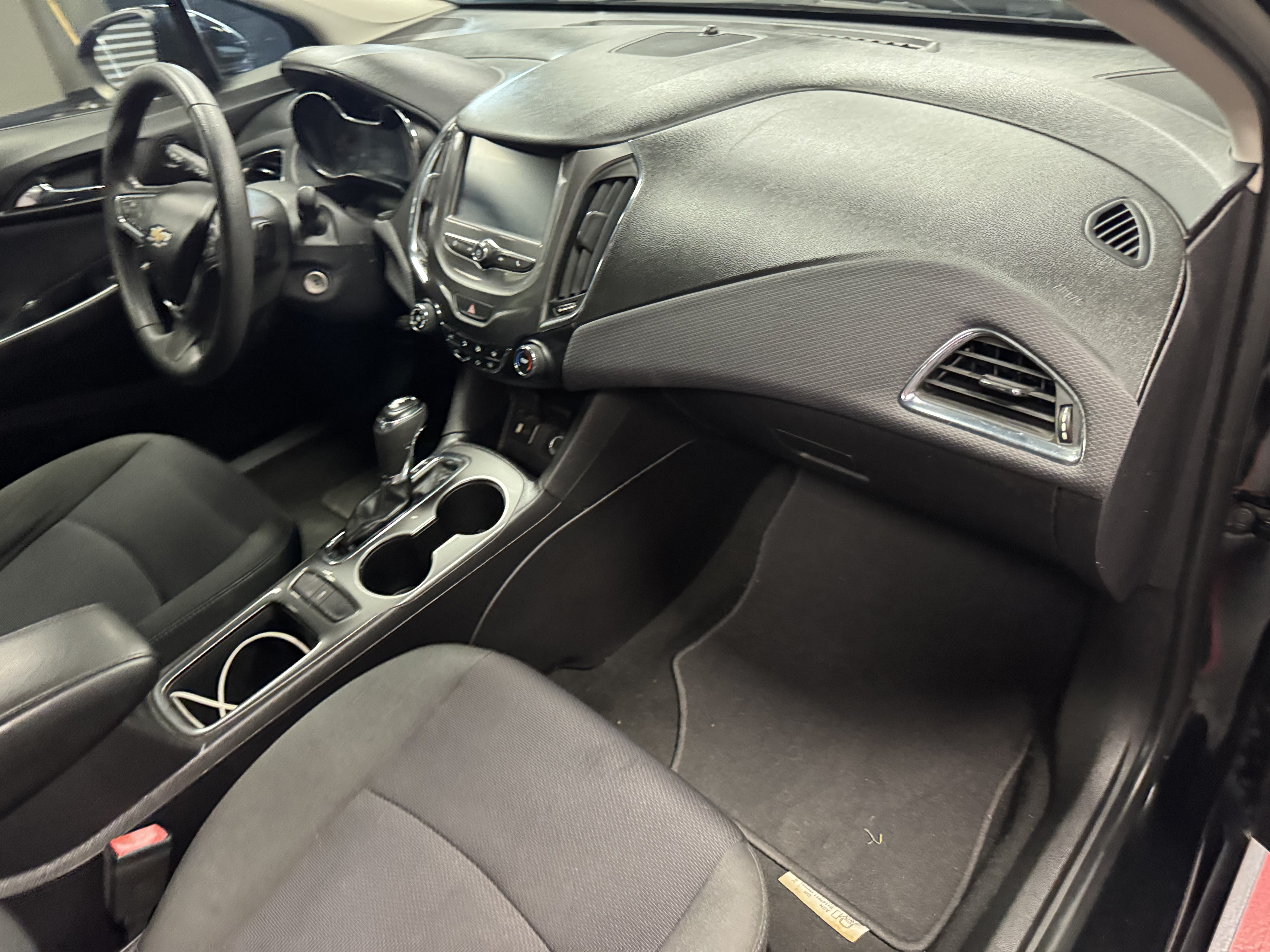 Used 2017 Chevrolet Cruze LT FWD image 13