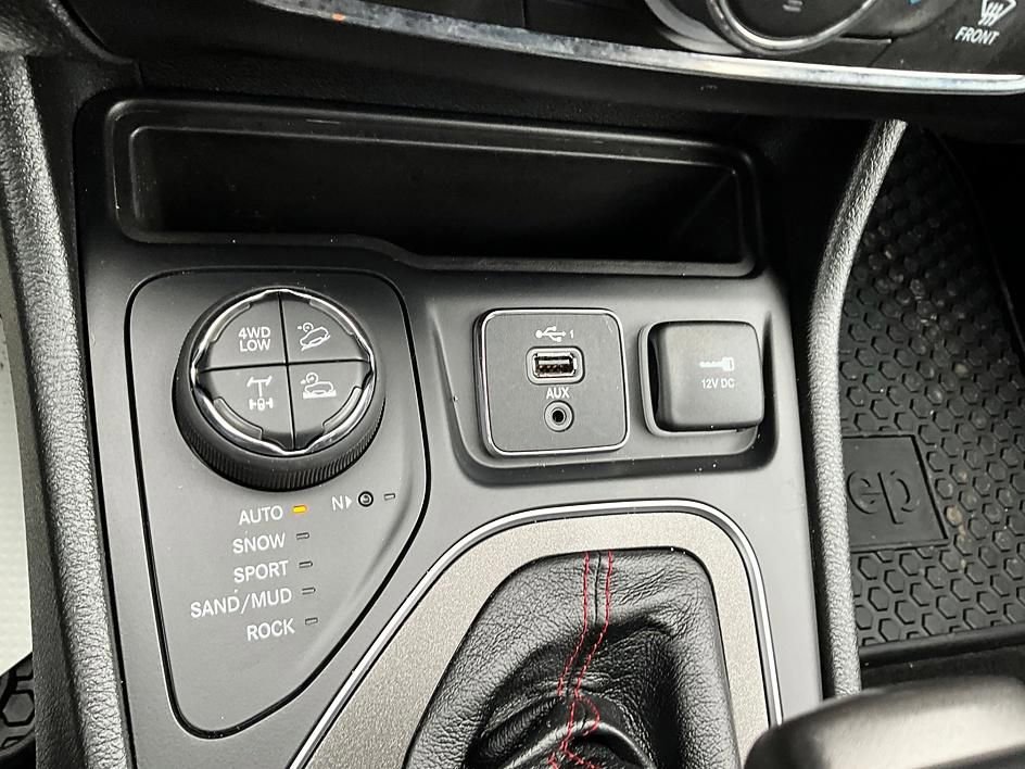 Used 2022 Jeep Cherokee Trailhawk w/ Comfort/Convenience Group image 22