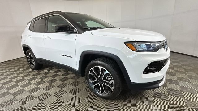 Used 2023 Jeep Compass Limited AWD/4WD image 2
