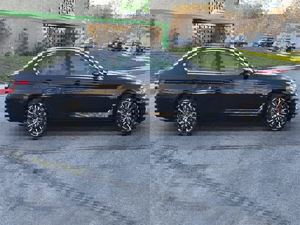 Used 2023 BMW 530e xDrive image 3