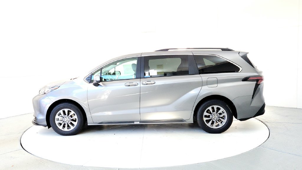 New 2026 Toyota Sienna XLE AWD/4WD image 3