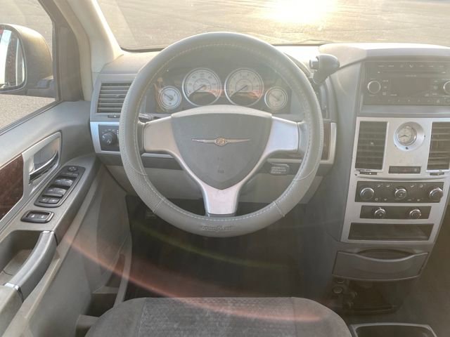 Used 2009 Chrysler Town & Country Touring image 7