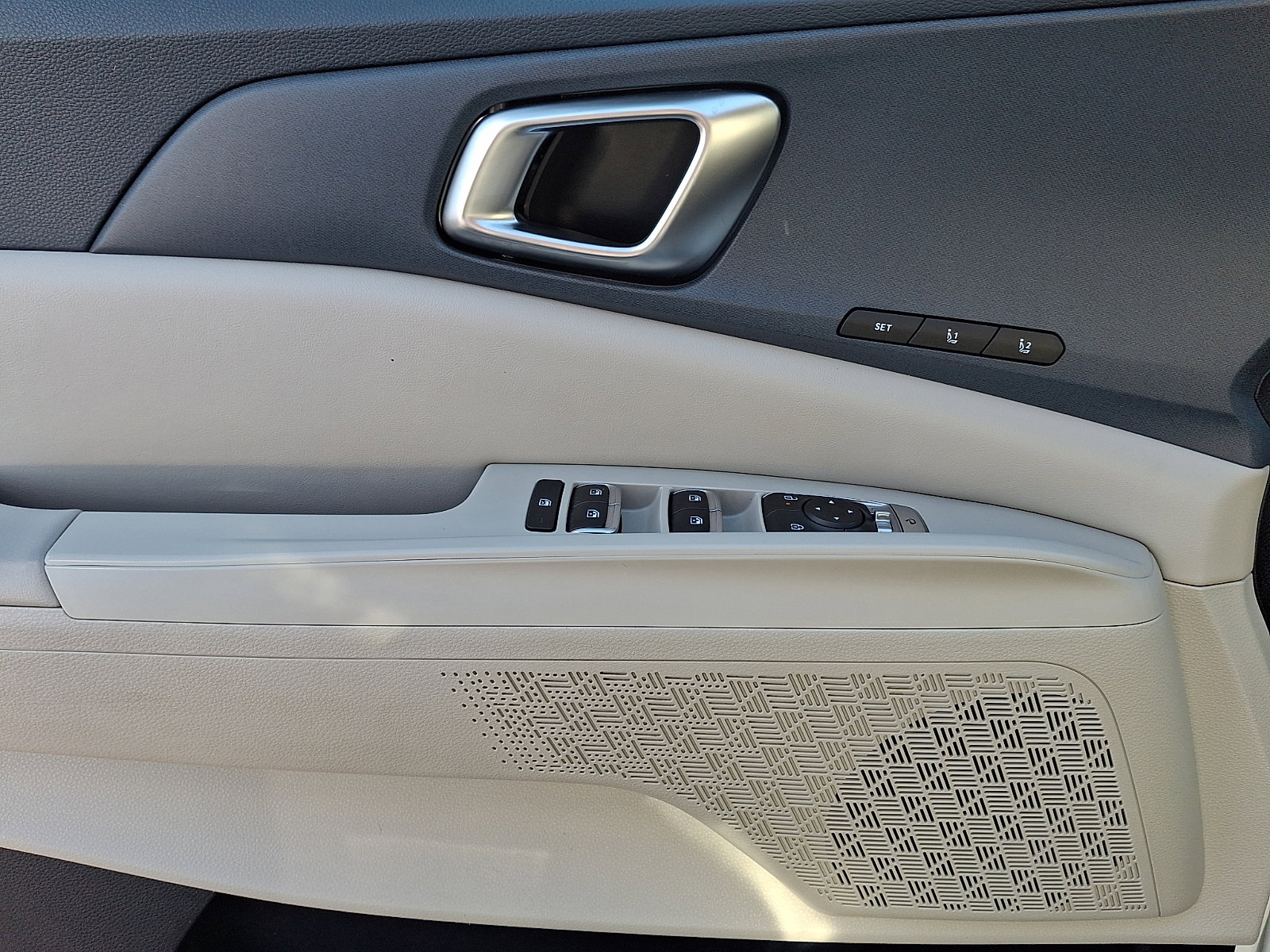 Certified 2025 Kia Carnival EX image 9