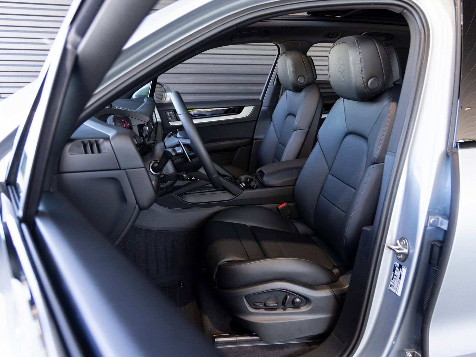 Certified 2025 Porsche Cayenne E-Hybrid image 5