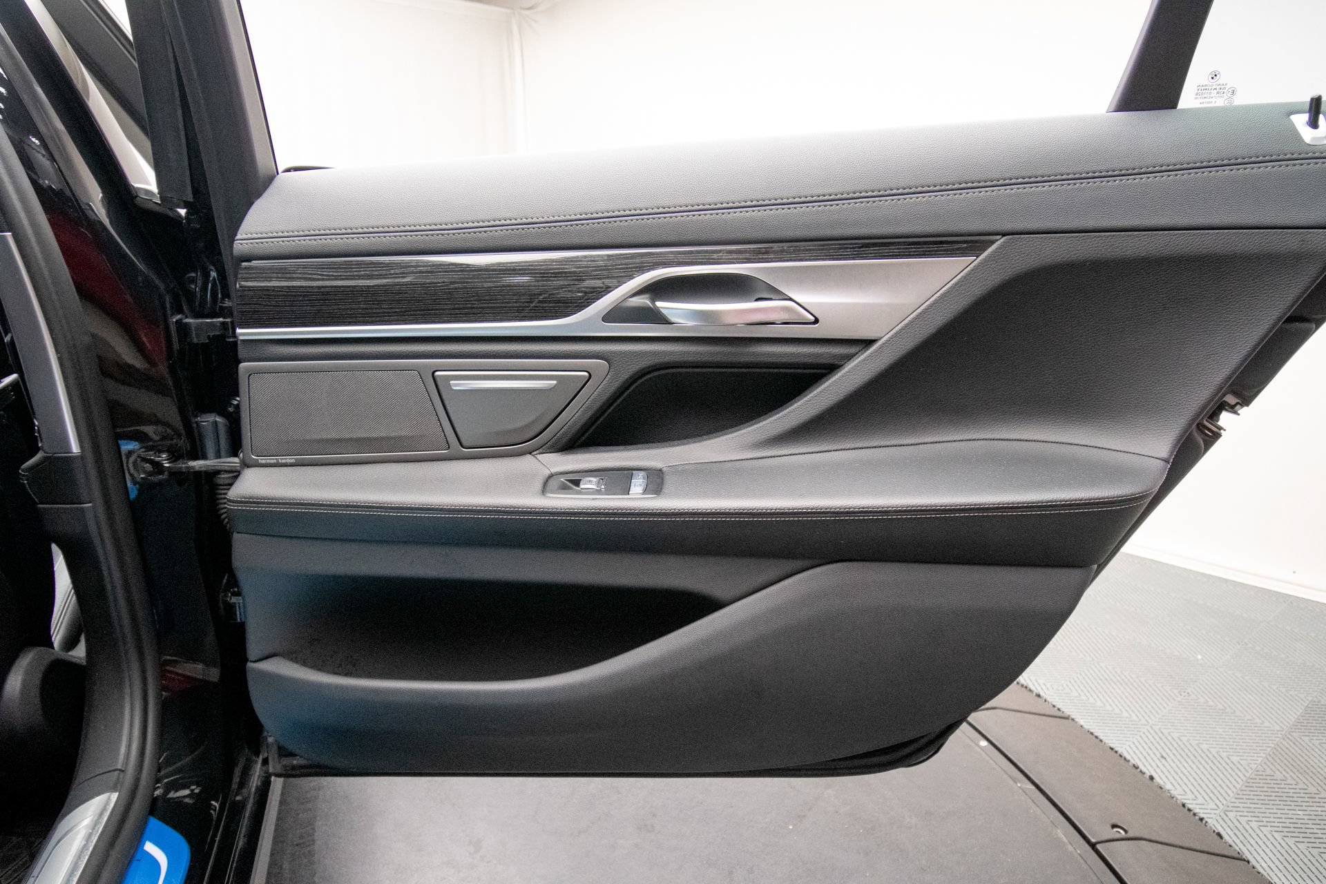 Used 2020 BMW 740i xDrive AWD/4WD image 29