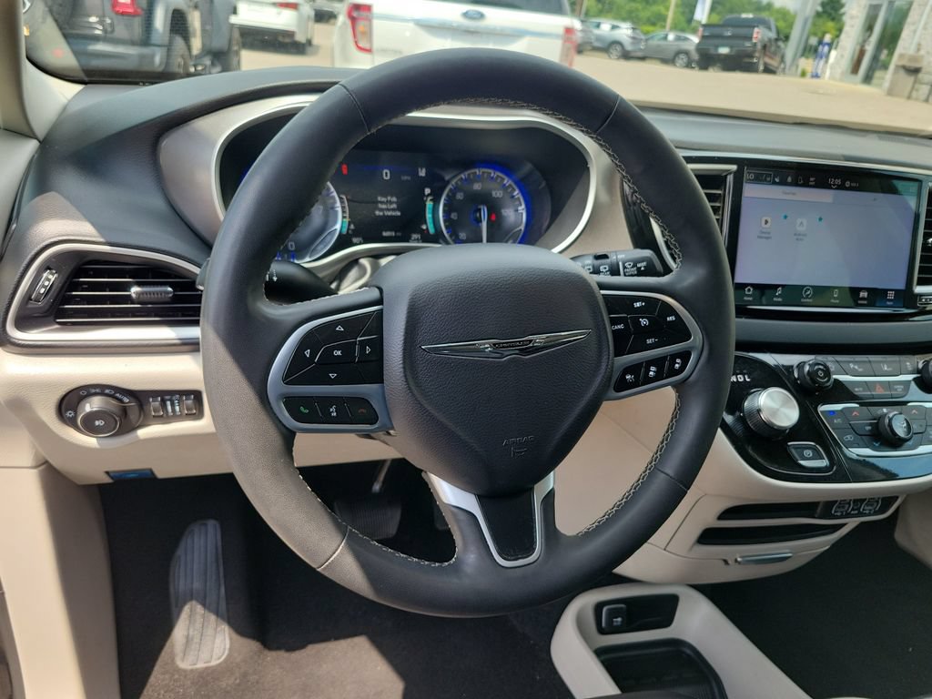 Used 2023 Chrysler Pacifica Touring-L FWD image 24