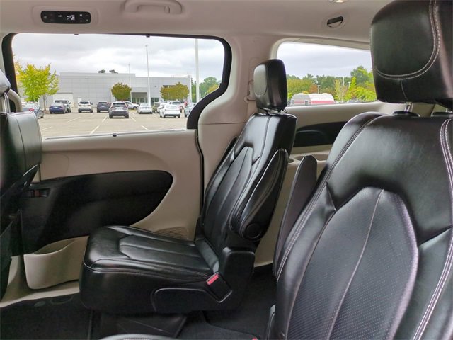 Used 2024 Chrysler Pacifica Touring-L image 14